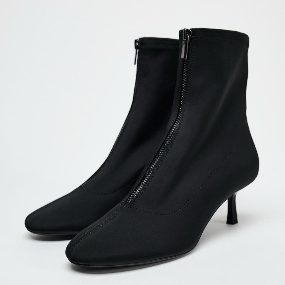 ✨SALE✨ ZARA FRONT ZIPPER HEELED ANKLE BOOTS
✨SALE✨